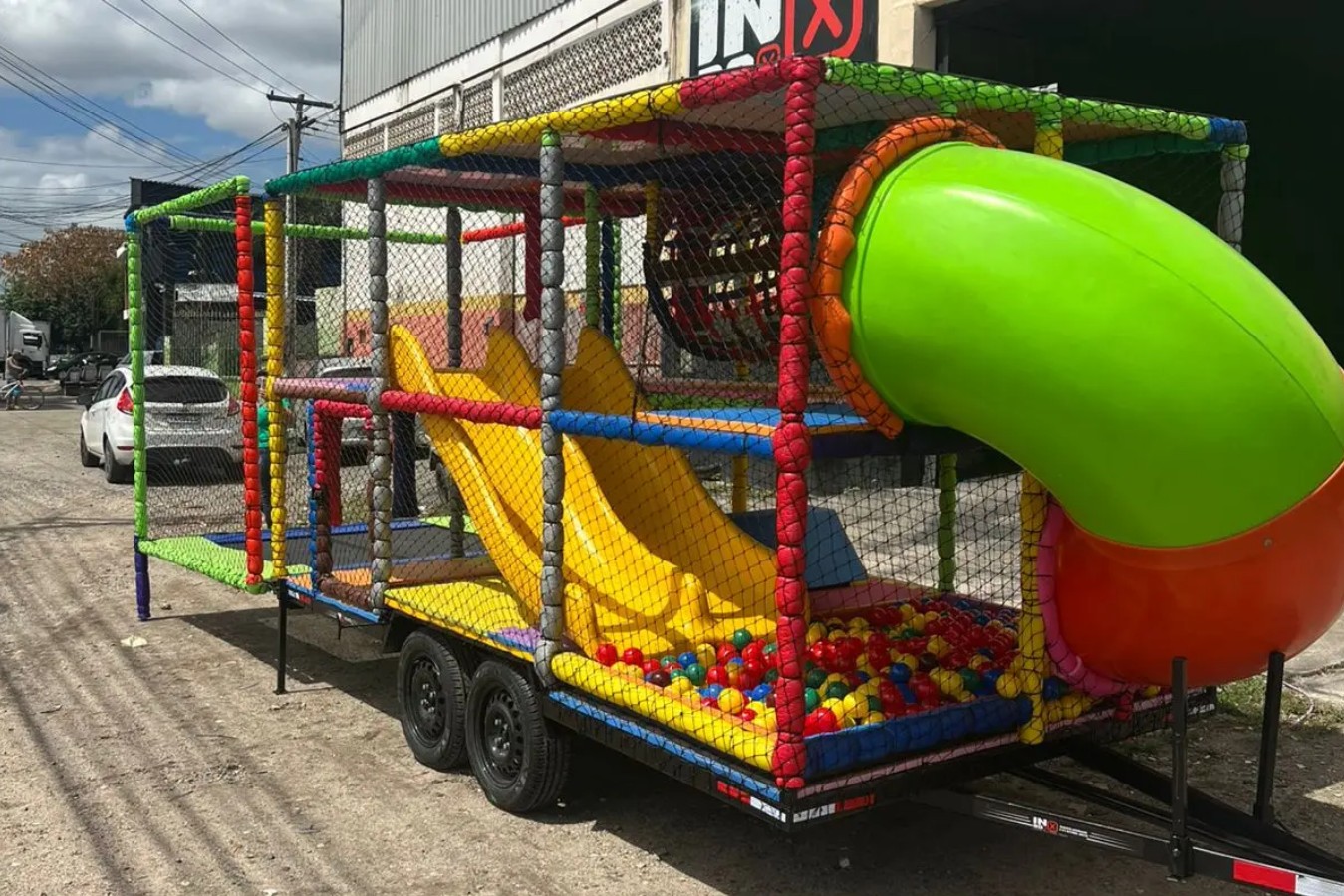 nterior de Carreta Playground com piscina de bolinhas