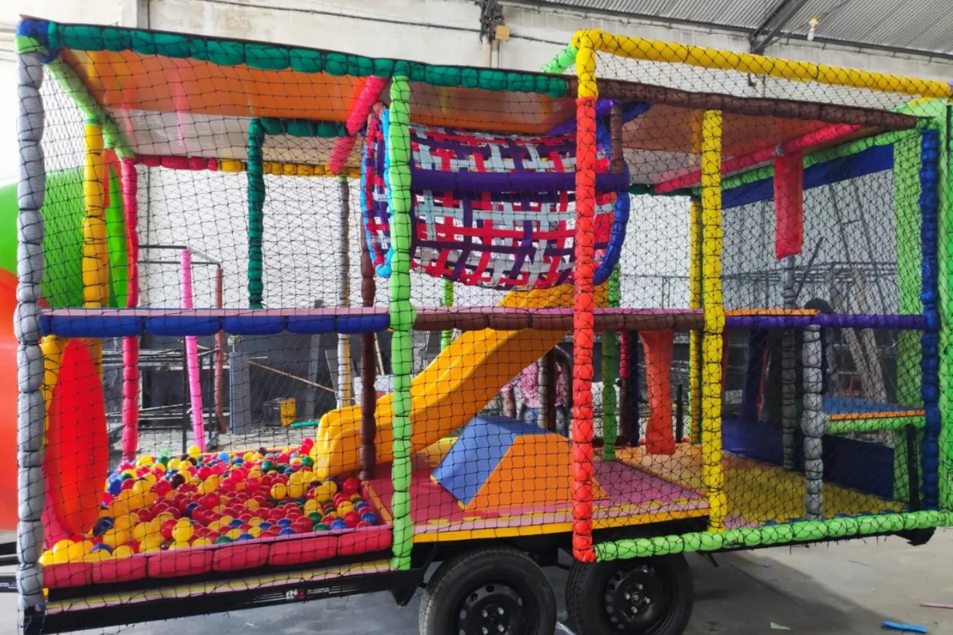 nterior de Carreta Playground com piscina de bolinhas